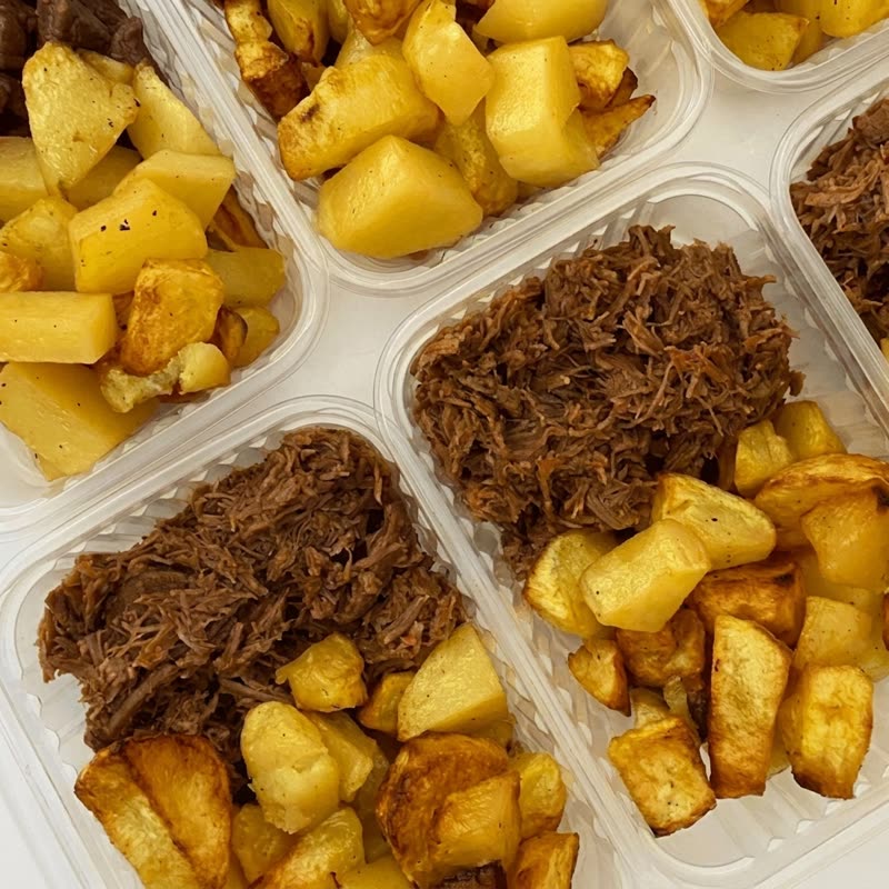 Produção da semana: marmitas de carne desfiada com batata assada