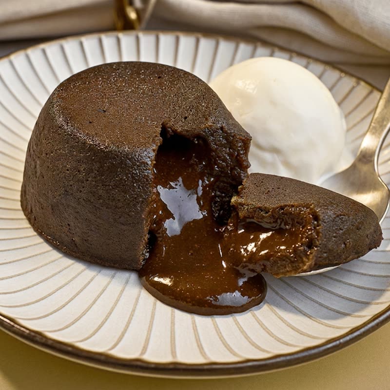 Petit gâteau de chocolate com sorvete