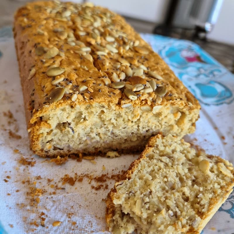 Pão caseiro de sementes, fatiado para congelar