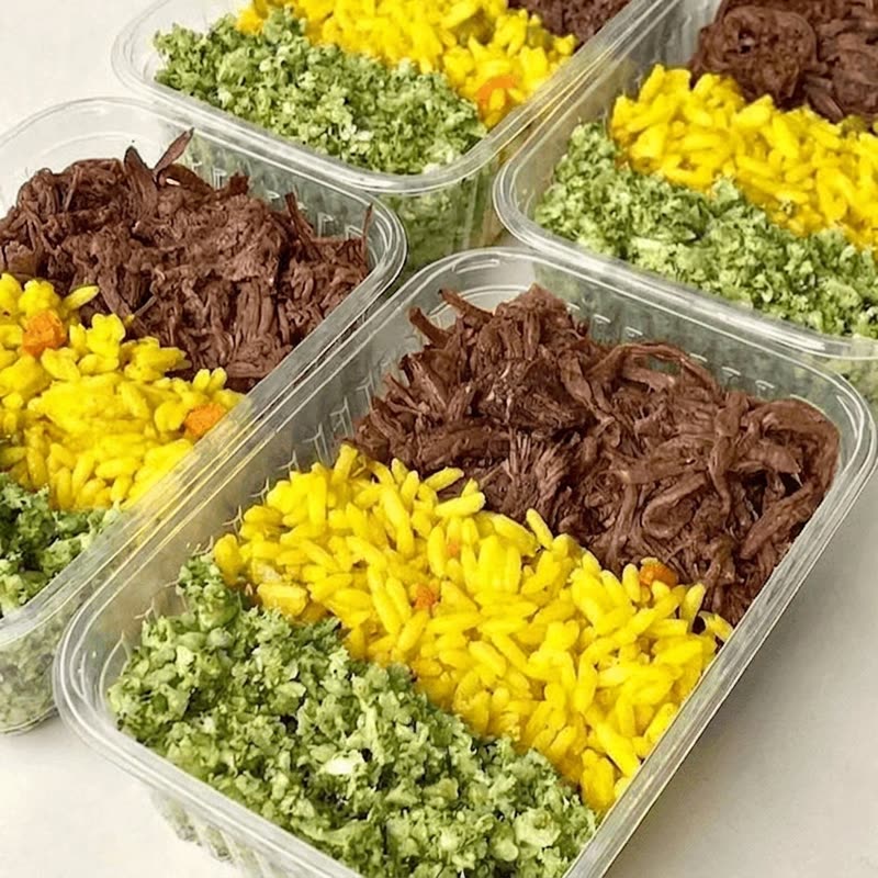 Marmitas de carne desfiada com arroz temperado e brócolis