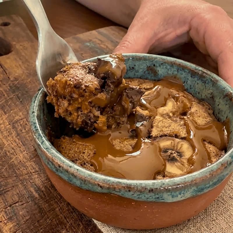 Doce de banana assado com calda de caramelo